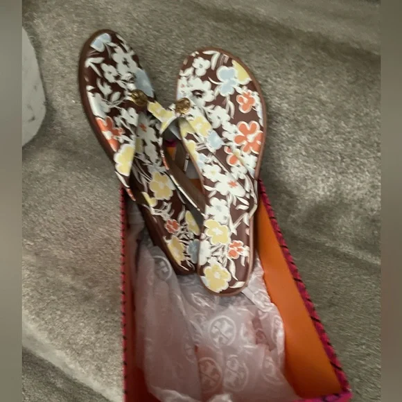 Tory Burch Floral Sandals new with box never worn ๐๐ธ๐ - Picture 5 of 9